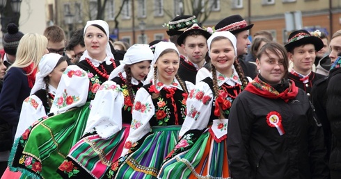 Polonez maturzystów na łowickim rynku