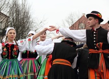 Uczniowie z ZSP nr 2 w Łowiczu zatańczyli w strojach ludowych