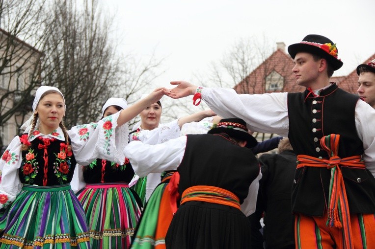 Uczniowie z ZSP nr 2 w Łowiczu zatańczyli w strojach ludowych