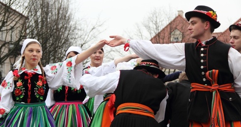 Uczniowie z ZSP nr 2 w Łowiczu zatańczyli w strojach ludowych