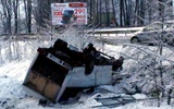 Bus spadł do rowu i zatrzymał się na dachu