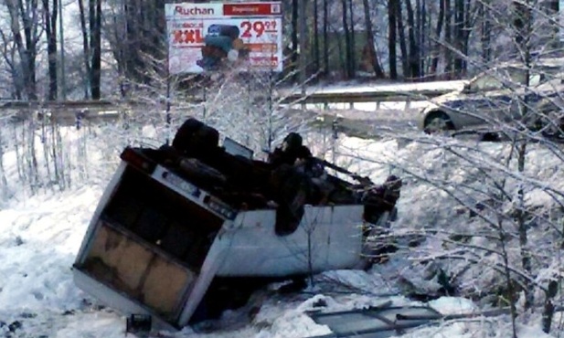 Bus spadł do rowu i zatrzymał się na dachu