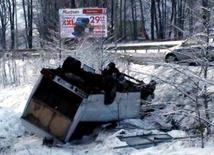 Bus spadł do rowu i zatrzymał się na dachu