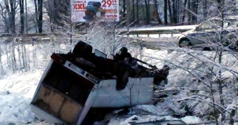 Bus spadł do rowu i zatrzymał się na dachu