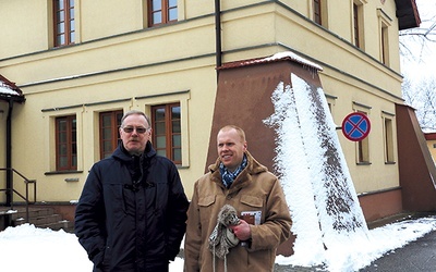  – Warto uczestniczyć w imprezach jubileuszowych – mówią Dominik Galas (po prawej) i Dominik Kościelny, współorganizatorzy jubileuszu 600-lecia lokacji Swoszowic. W tle stary budynek zdrojowy „Pod Matką Boską”