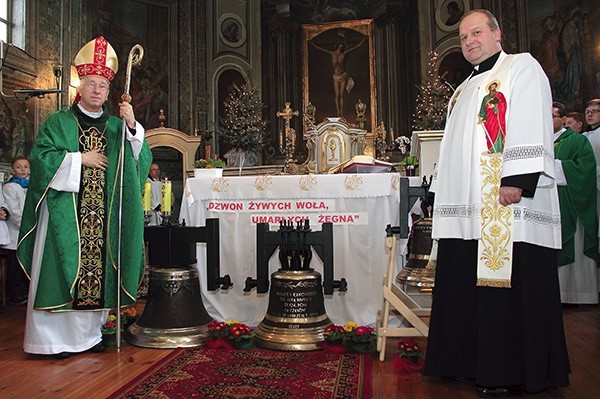  Bp Andrzej F. Dziuba i ks. Sławomir Bogdanowicz przy poświęconych dzwonach