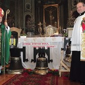  Bp Andrzej F. Dziuba i ks. Sławomir Bogdanowicz przy poświęconych dzwonach