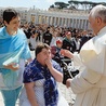 Spotkanie pani Doroty i Ani z papieżem Franciszkiem podczas pielgrzymki „Szlakiem bł. Luigiego Novarese”, zorganizowanej w 100. rocznicę urodzin błogosławionego