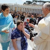 Spotkanie pani Doroty i Ani z papieżem Franciszkiem podczas pielgrzymki „Szlakiem bł. Luigiego Novarese”, zorganizowanej w 100. rocznicę urodzin błogosławionego