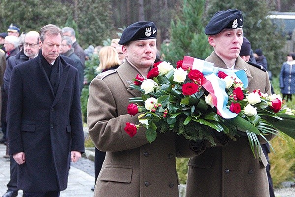  Wielki książę Luksemburga Henryk składa kwiaty przed pomnikiem na cmentarzu Ofiar Obozu Sonnenburg w Słońsku