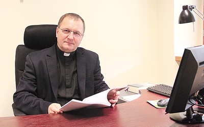  Ks. dr Jerzy Więcek w Gdańskim Trybunale Metropolitalnym pracuje od 1990 roku. Od sierpnia 2014 jest jego oficjałem