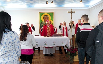 Szafarzem sakramentu był bp Mieczysław Cisło