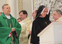  W czasie Mszy św. konsekrowani odnowili śluby zakonne. Z lewej bp nominat Piotr Turzyński