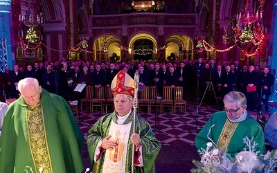   Mszy św. na rozpoczęcie  przeglądu  w paradyskim  sanktuarium  przewodniczył  bp Henryk Tomasik