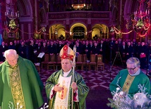   Mszy św. na rozpoczęcie  przeglądu  w paradyskim  sanktuarium  przewodniczył  bp Henryk Tomasik