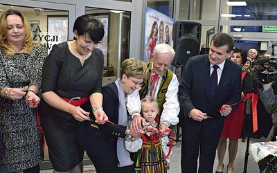  Moment przecięcia wstęgi. Z prawej Janusz Reszelewski, w środku Elżbieta Radziszewska