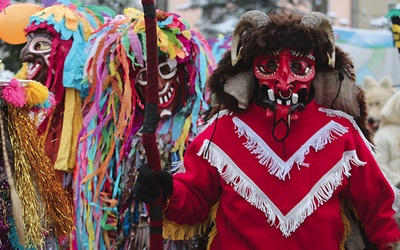  Barwni przebierańcy pojawili się na rynku  w maskach i z muzyką