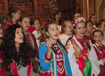 Zaśpiewali młodzi wolontariusze w wilamowskich strojach