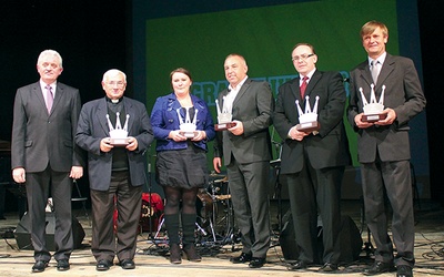  Marian Trela (pierwszy z lewej), prezes Lokalnej Grupy Działania Ziemia Bielska, z wnioskodawcami projektów wyróżnionych w edycji 2008–2014