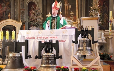 Mszy św., w czasie której poświęcono dzwony, przewodniczył ordynariusz łowicki bp Andrzej F. Dziuba