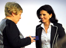  Janina Bany-Kozłowska (z lewej) odebrała medal od Ilony Antoniszyn-Klik