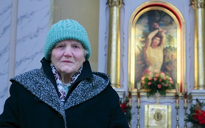 Pani Hermina Skrabacz od lat składa ofiarę na kwiaty dla św. Sebastiana jako podziękowanie za powrót taty 