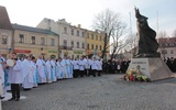 Konsekrowani przed Eucharystią przez chwilę modlili się pod pomnikiem św. Jana Pawła II