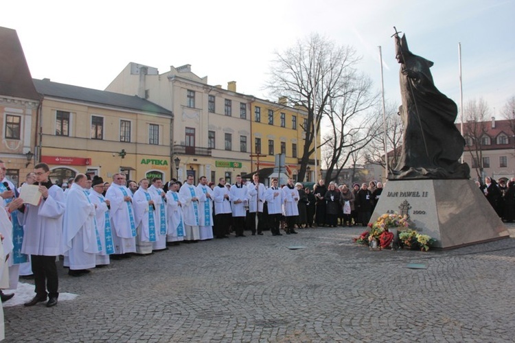 Konsekrowani przed Eucharystią przez chwilę modlili się pod pomnikiem św. Jana Pawła II