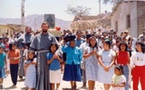 Sługa Boży o. Michał Tomaszek w otoczeniu dzieci w Pariacoto