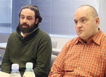  Aleksander Schwarz z komisji rabinicznej ds. cmentarzy (z lewej) i Marcin Żebrowski – radny PiS, w czasie spotkania w Ciechanowie
