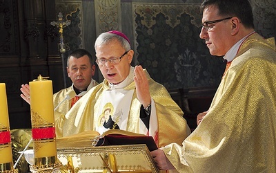 Mszę św. wraz z bp. Piotrem Liberą odprawiał m.in. ks. Bogdan Pawłowski, rektor sanktuarium w Ratowie