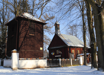 Zabytkowe kościół i dzwonnica w Skułach