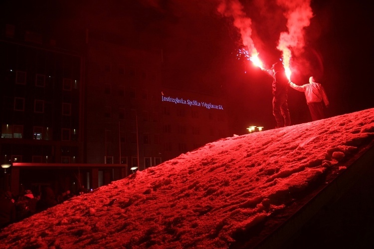 Górnicy pikietują siedzibę JSW