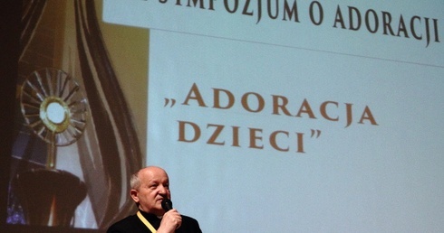 Potrzebni szaleńcy zakochani w adoracji