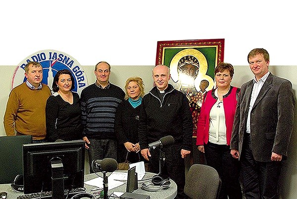  W studiu Radia Jasna Góra (od lewej): Dariusz i Anna Nachtygalowie, Olgierd i Joanna Radoniowie, ks. Andrzej Gajewski, Joanna i Zbigniew Jastrzębowscy 