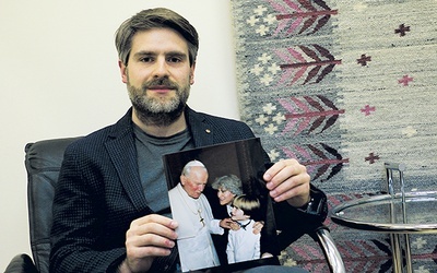  Ochrzczony w trakcie głodówki Kamil Jerzy Solidariusz Tarnawski ma dziś 30 lat. Jako kilkulatek został wraz z mamą przyjęty na audiencji przez papieża Jana Pawła II