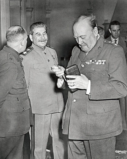 Brytyjski premier Churchill  w rozmowie ze Stalinem, szefem sowieckiego państwa,  na konferencji krymskiej