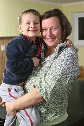 Pani Irina z synem Makarym:  – W Donbasie został mój mąż... 