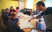 Polacy ewakuowani  z Donbasu uczą się języka polskiego i historii. Pani Ines doskonale mówi po polsku, podobnie pan Oleg (naprzeciwko) i pan Anatol (w okularach)