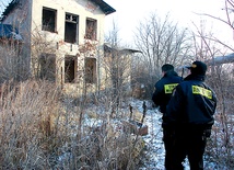  W działania włączyli się policjanci, strażnicy miejscy i wolontariusze, którzy docierali do miejsc, gdzie mogą przebywać potrzebujący pomocy