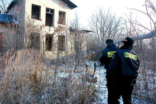  W działania włączyli się policjanci, strażnicy miejscy i wolontariusze, którzy docierali do miejsc, gdzie mogą przebywać potrzebujący pomocy