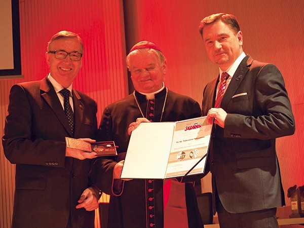 Dyplom „Zasłużonego dla NSZZ »Solidarność«”  bp. Tadeuszowi Rakoczemu wręczyli Piotr Duda (z prawej) i poseł Stanisław Szwed 