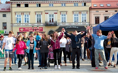  Młodzi z ks. Andrzejem podczas pierwszego święta patrona miasta zatańczyli dla ks. Bosko na rynku 