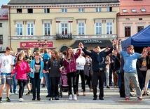  Młodzi z ks. Andrzejem podczas pierwszego święta patrona miasta zatańczyli dla ks. Bosko na rynku 