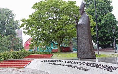 Pomnik kard. Kominka znajduje się na Ostrowie Tumskim we Wrocławiu 