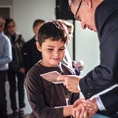 Podczas inauguracji Akademii każde dziecko otrzymuje Indeks Sukcesu, w którym wolontariusze notują jego osiągnięcia