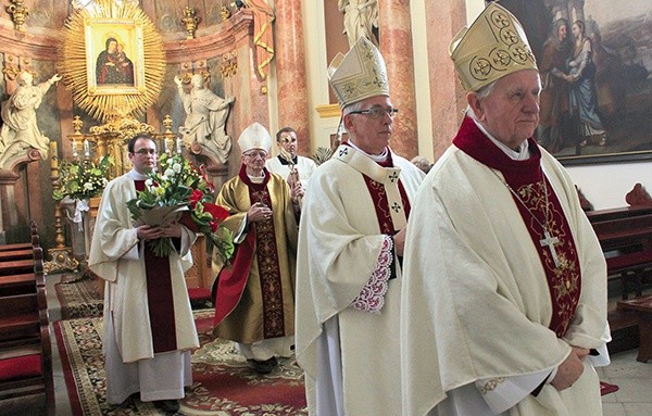  Po Eucharystii razem z jubilatem wszyscy arcybiskupi i biskupi modlili się w kaplicy Matki Bożej Pokornej