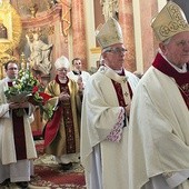  Po Eucharystii razem z jubilatem wszyscy arcybiskupi i biskupi modlili się w kaplicy Matki Bożej Pokornej