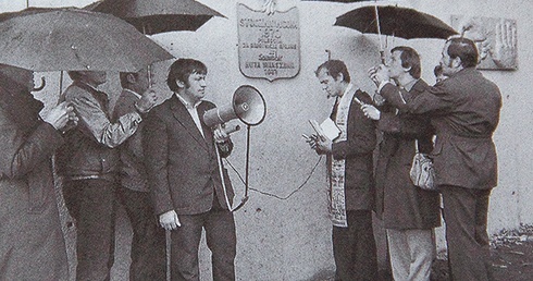 Ks. Jerzy Popiełuszko w sierpniu 1981 r. podczas odsłaniania tablicy poświęconej ofiarom grudnia 1970, zamontowanej na murze  przy Stoczni Gdańskiej