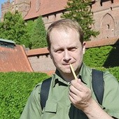 Marek Adamkowicz, z urodzenia gdańszczanin. Dziennikarz „Polski. Dziennika Bałtyckiego”, publicysta i prozaik 